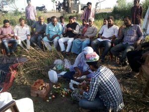 मंदिर निर्माण के लिए भूमि पूजन करते लोग।