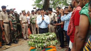 dm siwan paying homage to legent of crpf  camando in siwan